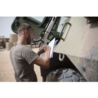 Le sergent-chef Eric du 13e bataillon de chasseurs alpins (BCA) supervise la maintenance opérationnelle d'un véhicule de l'avant blindé (VAB) à Tombouctou, au Mali.