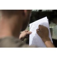 Le sergent-chef Eric du 13e bataillon de chasseurs alpins (BCA) supervise la maintenance opérationnelle d'un véhicule de l'avant blindé (VAB) à Tombouctou, au Mali.