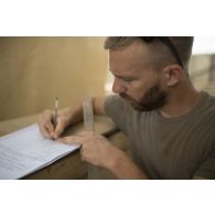 Le sergent-chef Eric du 13e bataillon de chasseurs alpins (BCA) supervise la maintenance opérationnelle d'un véhicule de l'avant blindé (VAB) à Tombouctou, au Mali.