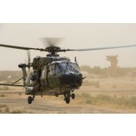 Décollage d'un hélicoptère Caïman NH-90 du 3e régiment d'hélicoptères de combat (RHC) depuis Tombouctou, au Mali.