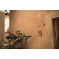 Des commandos de montagne (GCM) progressent dans un bâtiment à Gao, au Mali.
