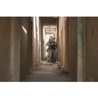 Des commandos de montagne (GCM) progressent dans un bâtiment à Gao, au Mali.