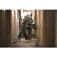 Des commandos de montagne (GCM) progressent dans un bâtiment à Gao, au Mali.