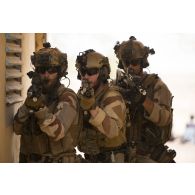 Des commandos de montagne (GCM) progressent dans un bâtiment à Gao, au Mali.