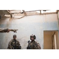 Des commandos de montagne (GCM) écoutent leur instructeur lors d'un entraînement à Gao, au Mali.