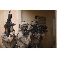 Des commandos de montagne (GCM) progressent dans un bâtiment à Gao, au Mali.