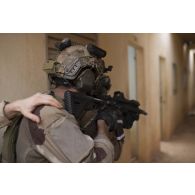 Des commandos de montagne (GCM) progressent dans un bâtiment à Gao, au Mali.