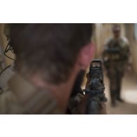 Un commando de montagne (GCM) progresse dans un bâtiment à Gao, au Mali.