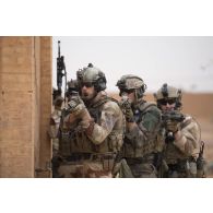 Des commandos de montagne (GCM) progressent dans un bâtiment à Gao, au Mali.