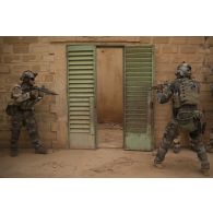 Des commandos de montagne (GCM) franchissent une porte close dans un bâtiment à Gao, au Mali.