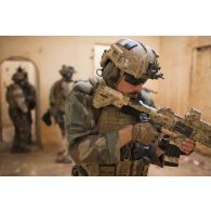 Des commandos de montagne (GCM) progressent dans un bâtiment à Gao, au Mali.