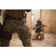 Des commandos de montagne (GCM) progressent dans un bâtiment à Gao, au Mali.