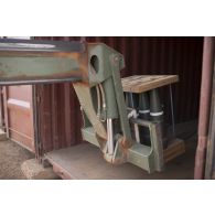 Un artilleur du 93e régiment d'artillerie de montagne (RAM) récupère des obus de 155 mm au moyen d'un chariot télescopique Merlo P40 à Gao, au Mali.