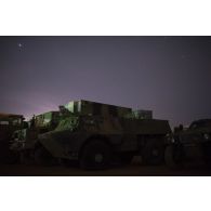 Vue des tirs de fusées éclairantes depuis le pas de tir de Gao, au Mali.