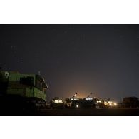 Mise en batterie de deux camions équipés d'un système d'artillerie (CAESAR) du 93e régiment d'artillerie de montagne (RAM) sur le pas de tir de Gao, au Mali.