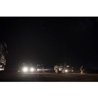 Mise en batterie de deux camions équipés d'un système d'artillerie (CAESAR) du 93e régiment d'artillerie de montagne (RAM) sur le pas de tir de Gao, au Mali.