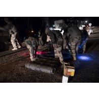 Des artilleurs du 93e régiment d'artillerie de montagne (RAM) préparent des obus de 155 mm pour un tir au camion équipé d'un système d'artillerie (CAESAR) à Gao, au Mali.