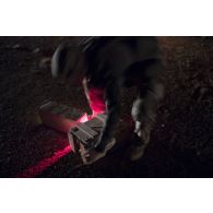 Un artilleur du 93e régiment d'artillerie de montagne (RAM) récupère une boîte de munitions sur le pas de tir de Gao, au Mali.