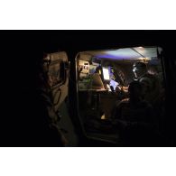 L'adjudant Julien du 93e régiment d'artillerie de montagne (RAM) calcule une solution de tir depuis un véhicule de l'avant blindé d'observation (VAB OBS) sur le pas de tir de Gao, au Mali.