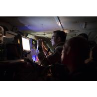 L'adjudant Julien du 93e régiment d'artillerie de montagne (RAM) calcule une solution de tir depuis un véhicule de l'avant blindé d'observation (VAB OBS) sur le pas de tir de Gao, au Mali.