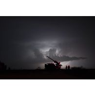 Mise en batterie d'un camion équipé d'un système d'artillerie (CAESAR) du 93e régiment d'artillerie de montagne (RAM) sous un orage sur le pas de tir de Gao, au Mali.