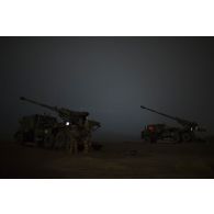 Mise en batterie de deux camions équipés d'un système d'artillerie (CAESAR) du 93e régiment d'artillerie de montagne (RAM) sur le pas de tir de Gao, au Mali.