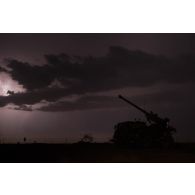 Mise en batterie d'un camion équipé d'un système d'artillerie (CAESAR) du 93e régiment d'artillerie de montagne (RAM) sur le pas de tir de Gao, au Mali.