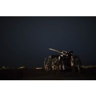 Mise en batterie d'un camion équipé d'un système d'artillerie (CAESAR) du 93e régiment d'artillerie de montagne (RAM) sur le pas de tir de Gao, au Mali.