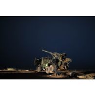 Mise en batterie d'un camion équipé d'un système d'artillerie (CAESAR) du 93e régiment d'artillerie de montagne (RAM) sur le pas de tir de Gao, au Mali.