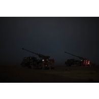 Mise en batterie de deux camions équipés d'un système d'artillerie (CAESAR) du 93e régiment d'artillerie de montagne (RAM) sur le pas de tir de Gao, au Mali.