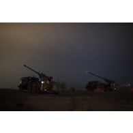 Tir de fusée éclairante depuis deux camions équipés d'un système d'artillerie (CAESAR) du 93e régiment d'artillerie de montagne (RAM) sur le pas de tir de Gao, au Mali.