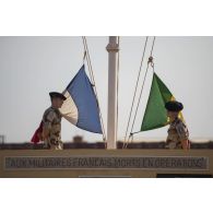 Lever des couleurs françaises et maliennes depuis le monument aux morts de Gao, au Mali.