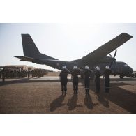 Des sapeurs-pompiers saluent le retour en métropole du corps du soldat de 1re classe Albéric Riveta du 1er régiment de chasseurs parachutistes (RCP) depuis Gao, au Mali.