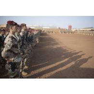 Rassemblement des soldats du 1er régiment de chasseurs parachutistes (RCP) pour les obsèques de leur camarade à Gao, au Mali.