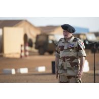 Le colonel Alain Didier prend le commandement des troupes pour une cérémonie funèbre à Gao, au Mali.