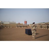 Le colonel Alain Didier prend le commandement des troupes pour une cérémonie funèbre à Gao, au Mali.