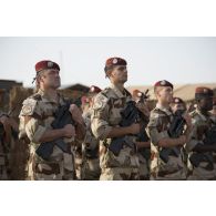 Rassemblement des soldats du 1er régiment de chasseurs parachutistes (RCP) pour les obsèques de leur camarade à Gao, au Mali.