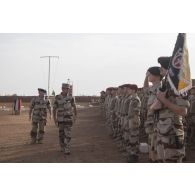 Le général Xavier de Woillemont passe les soldats du 1er régiment de chasseurs parachutistes (RCP) et du 13e bataillon de chasseurs alpins (BCA) en revue aux côtés du colonel Alain Didier à Gao, au Mali.