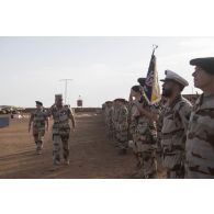 Le général Xavier de Woillemont passe les soldats du 1er régiment de chasseurs parachutistes (RCP) et du 13e bataillon de chasseurs alpins (BCA) en revue aux côtés du colonel Alain Didier à Gao, au Mali.