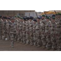 Le général Xavier de Woillemont passe les troupes en revue à Gao, au Mali.