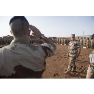 Le général Xavier de Woillemont passe les troupes en revue à Gao, au Mali.