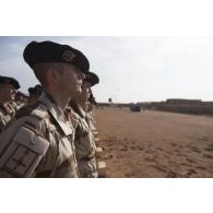Rassemblement des soldats du 4e régiment de chasseurs (RCh) pour une cérémonie funèbre à Gao, au Mali.