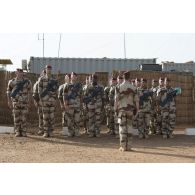 Rassemblement des soldats du 1er régiment de chasseurs parachutistes (RCP) pour les obsèques de leur camarade à Gao, au Mali.