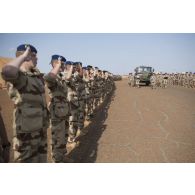 Les soldats du 1er régiment de chasseurs parachutistes (RCP) portent le cercueil du 1re classe Albéric Riveta à Gao, au Mali.