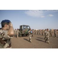 Les soldats du 1er régiment de chasseurs parachutistes (RCP) portent le cercueil du 1re classe Albéric Riveta à Gao, au Mali.