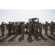 Les soldats du 1er régiment de chasseurs parachutistes (RCP) portent le cercueil du 1re classe Albéric Riveta à Gao, au Mali.