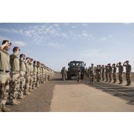 Les soldats du 1er régiment de chasseurs parachutistes (RCP) portent le cercueil du 1re classe Albéric Riveta à Gao, au Mali.