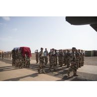 Les soldats du 1er régiment de chasseurs parachutistes (RCP) portent le cercueil du 1re classe Albéric Riveta à Gao, au Mali.