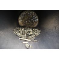 Dépose des déchets de cartouches dans un four pour leur élimination au dépôt des munitions de Gao, au Mali.