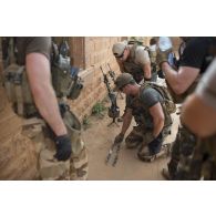 Des commandos parachutistes (GCP) préparent leur alimentation pour un exercice à Gao, au Mali.